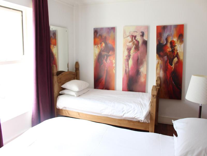 Twin Room image 3