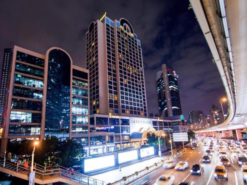 Hotel Equatorial Shanghai - image 1