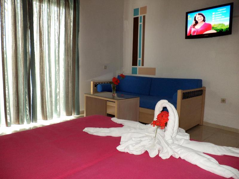 Studio with Pool View (2 Adults) image 2