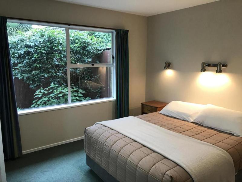 Hagley Park Motel - image 18