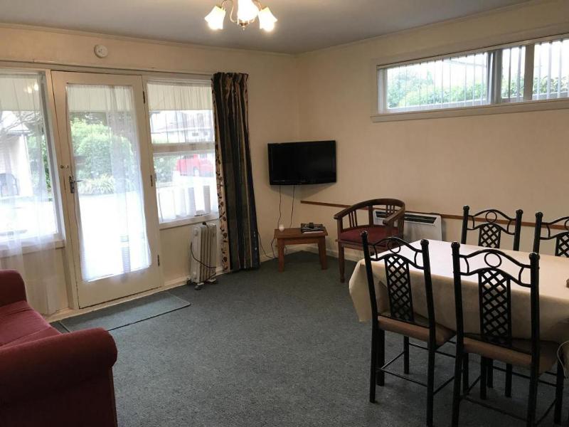Hagley Park Motel - image 35