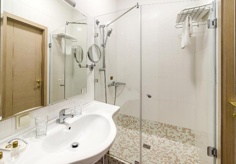Double Room with Two Single Beds and Balcony - Non-Smoking image 2