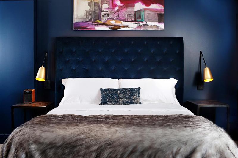 Deluxe King Room image 3