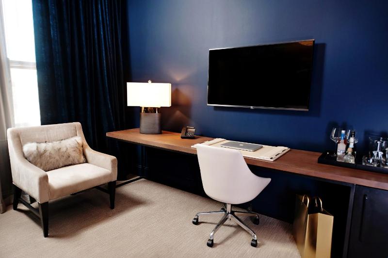 Deluxe King Room image 2