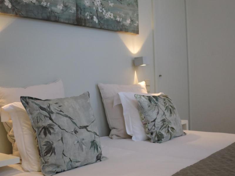 Small Double Room with Bath Tub image 3