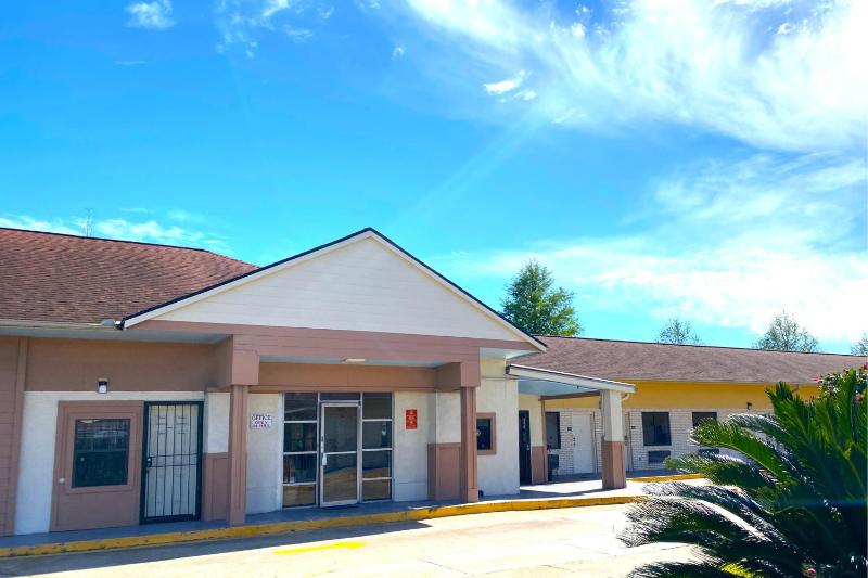 Regency Inn Houston near Hobby Airport - image 1