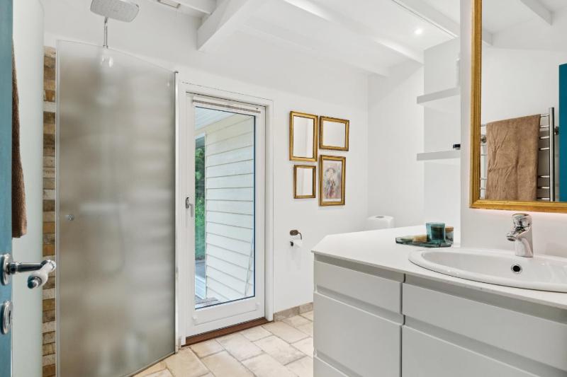 Renovated Gem With View And Sunny Terraces - image 11