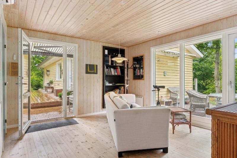 Renovated Gem With View And Sunny Terraces - image 9