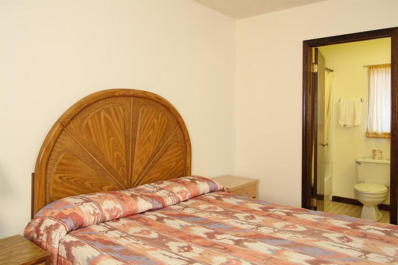 Non-smoking: Room 20 (Largest Room) image 4