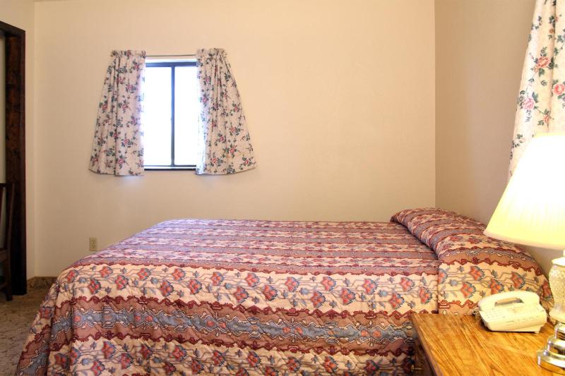 Non-smoking: Room 21 (2 Bedroom Suite) image 3