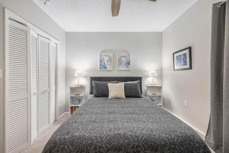 Birdhouse: Pet friendly 2 Bed With Yard & Hot Tub - image 10