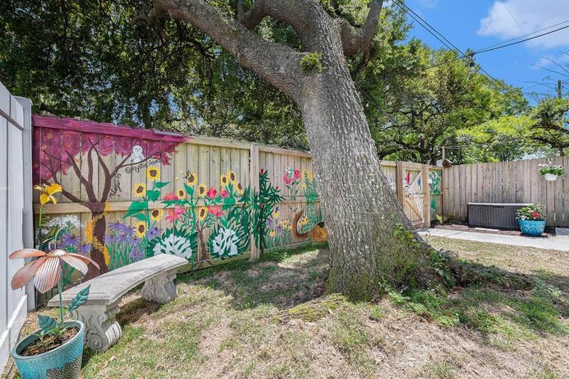 Birdhouse: Pet friendly 2 Bed With Yard & Hot Tub - image 26