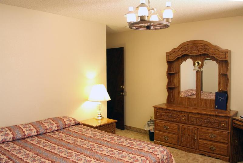Non-smoking: Room 21 (2 Bedroom Suite) image 1