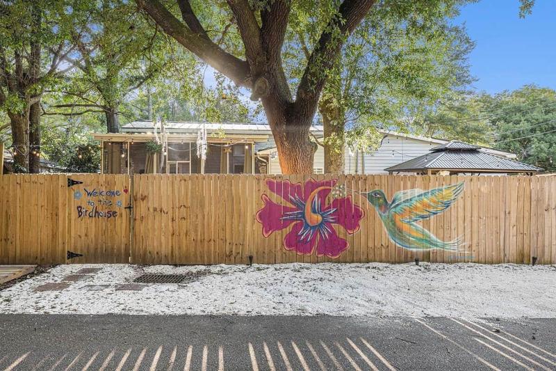 Birdhouse: Pet friendly 2 Bed With Yard & Hot Tub - image 28