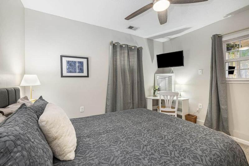 Birdhouse: Pet friendly 2 Bed With Yard & Hot Tub - image 24
