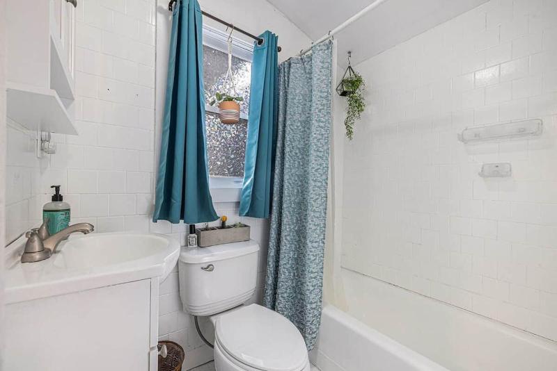 Birdhouse: Pet friendly 2 Bed With Yard & Hot Tub - image 7