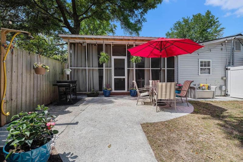 Birdhouse: Pet friendly 2 Bed With Yard & Hot Tub - image 32