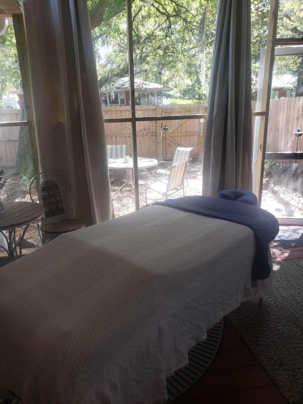 Birdhouse: Pet friendly 2 Bed With Yard & Hot Tub - image 9