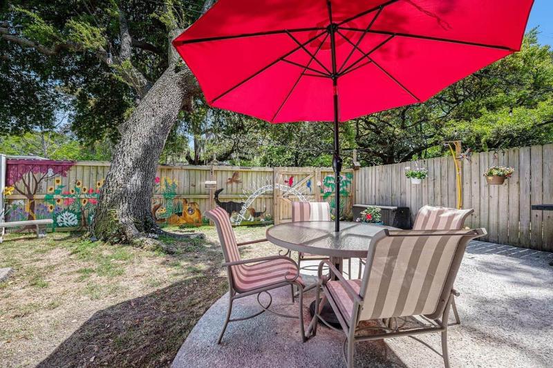 Birdhouse: Pet friendly 2 Bed With Yard & Hot Tub - image 25