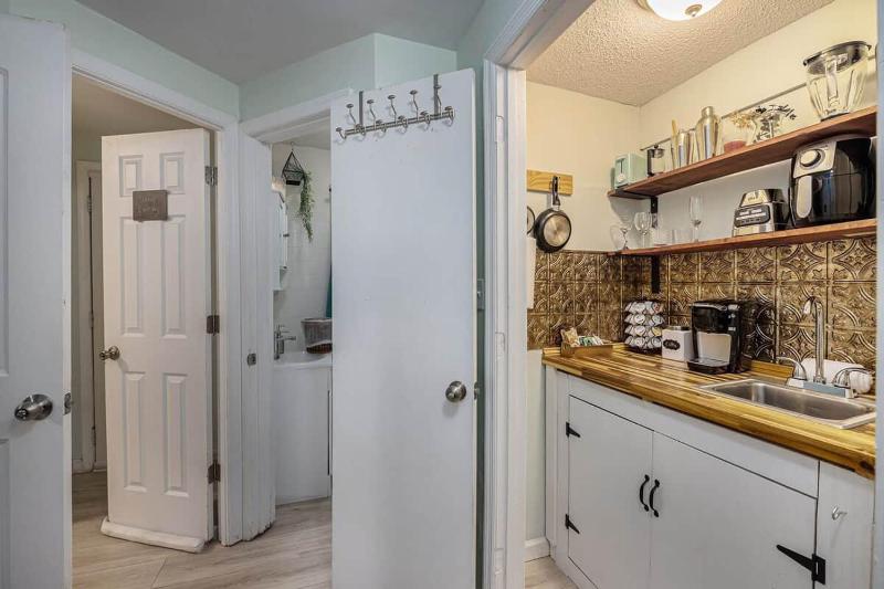 Birdhouse: Pet friendly 2 Bed With Yard & Hot Tub - image 20