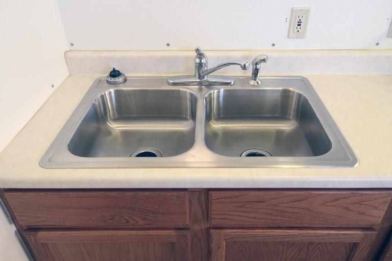 Non-smoking: Room 22 (King w/ Kitchenette) image 4