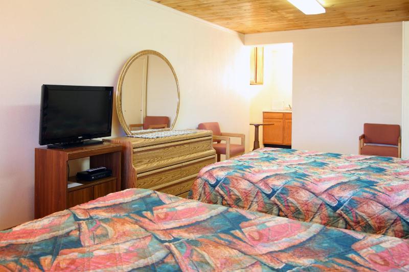 Non-smoking: Room 23 - (2 Queens w/ Kitchenette) image 2