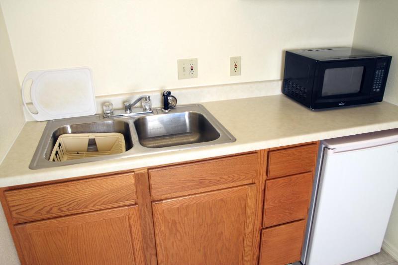 Non-smoking: Room 23 - (2 Queens w/ Kitchenette) image 4