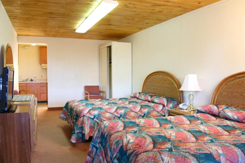Non-smoking: Room 23 - (2 Queens w/ Kitchenette) image 1
