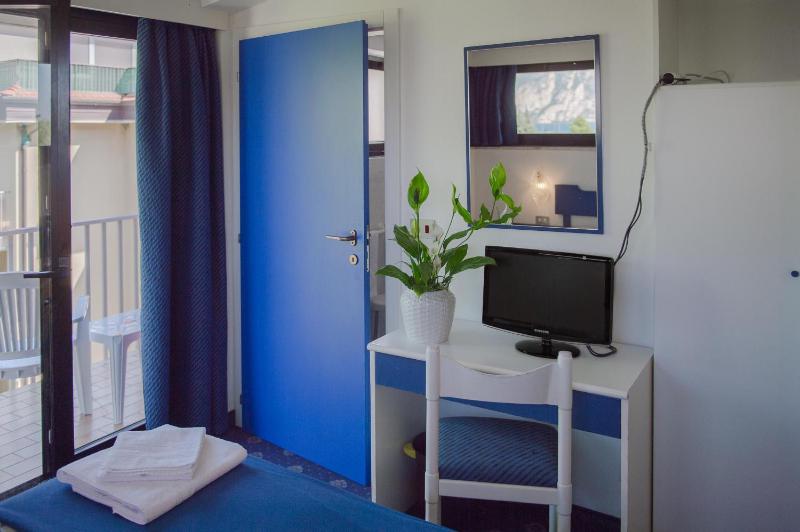 Double or Twin Room with Balcony image 4