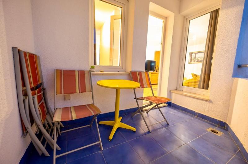 Golden Light Seaside Apartment - image 14