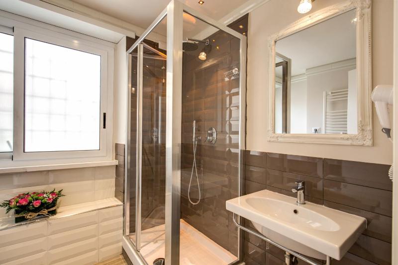 Double Room with Balcony image 3