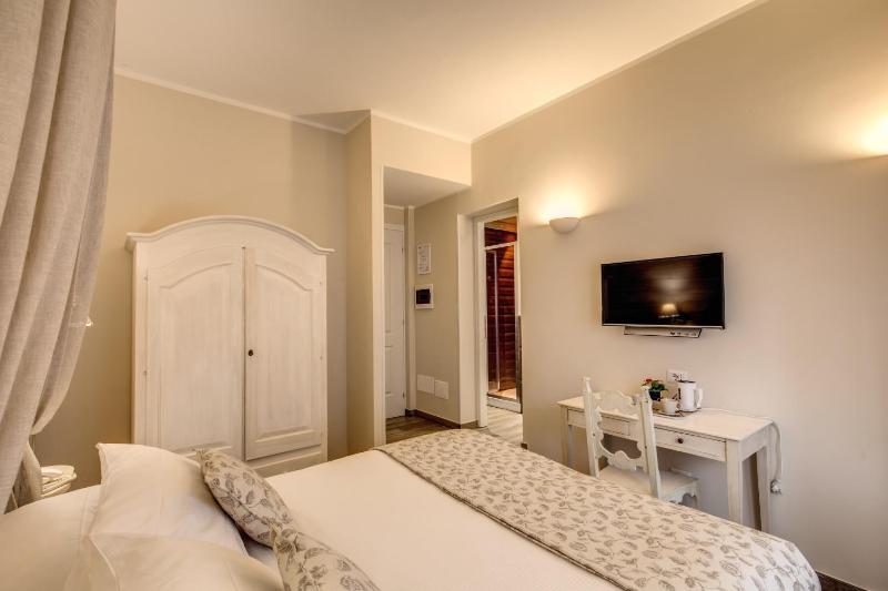 Deluxe Double Room with Balcony image 3