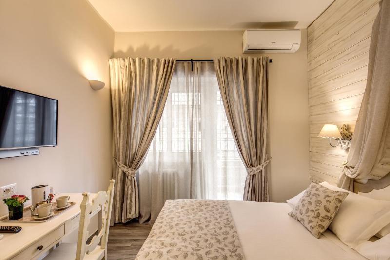 Deluxe Double Room with Balcony image 4