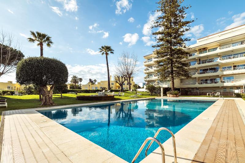Vilamoura 2-Bed with Pool Close to Golf & Marina - image 1