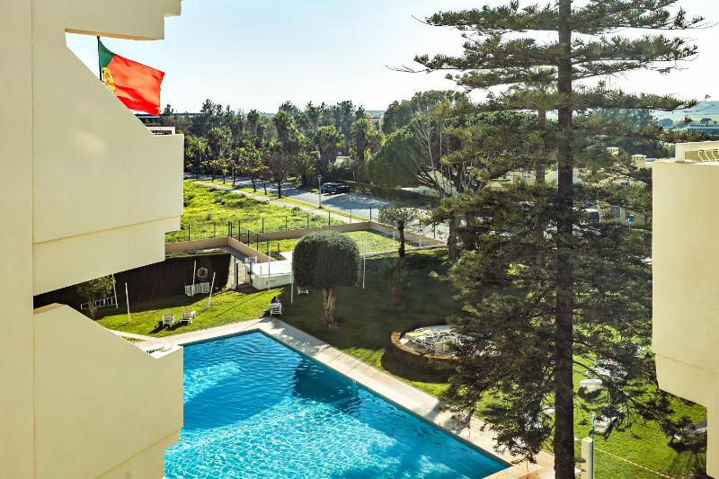 Vilamoura 2-Bed with Pool Close to Golf & Marina - image 3