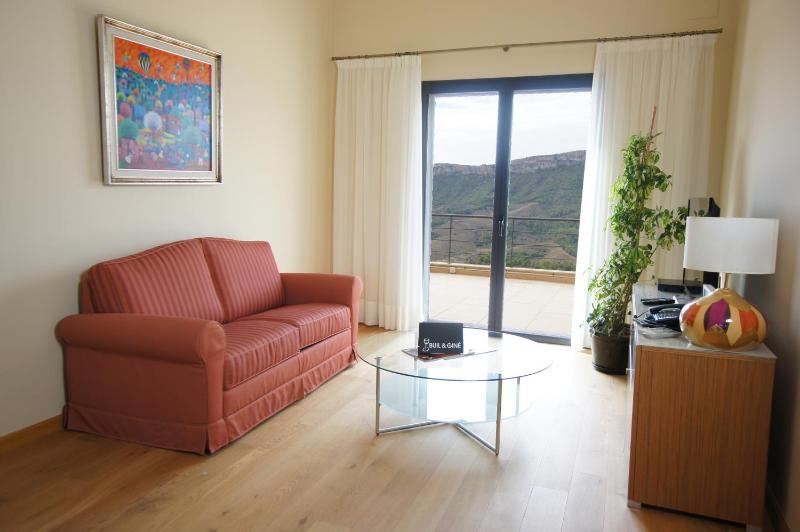 One-Bedroom Apartment image 4