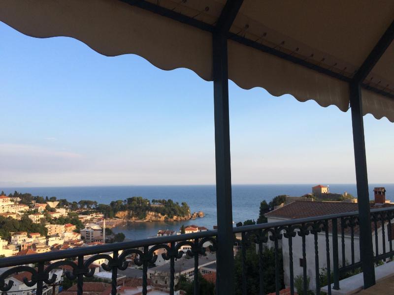 One-Bedroom Apartment with Balcony and Sea View image 3