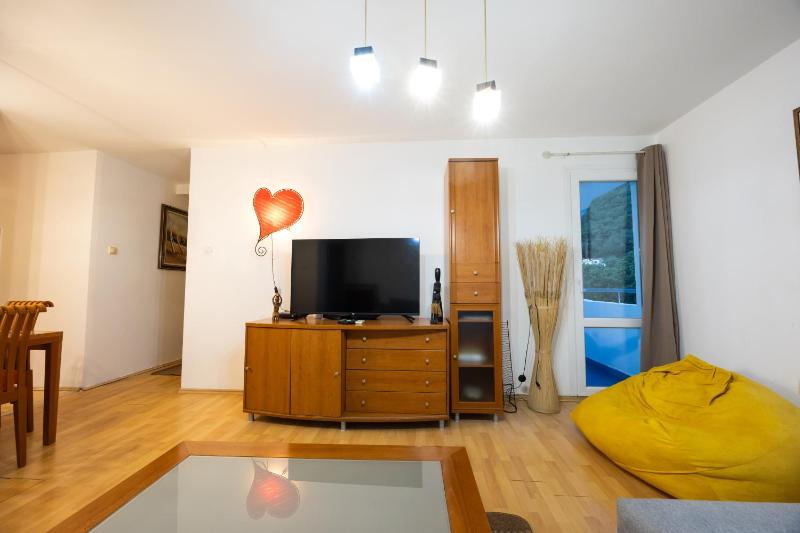 Golden Light Seaside Apartment - image 8