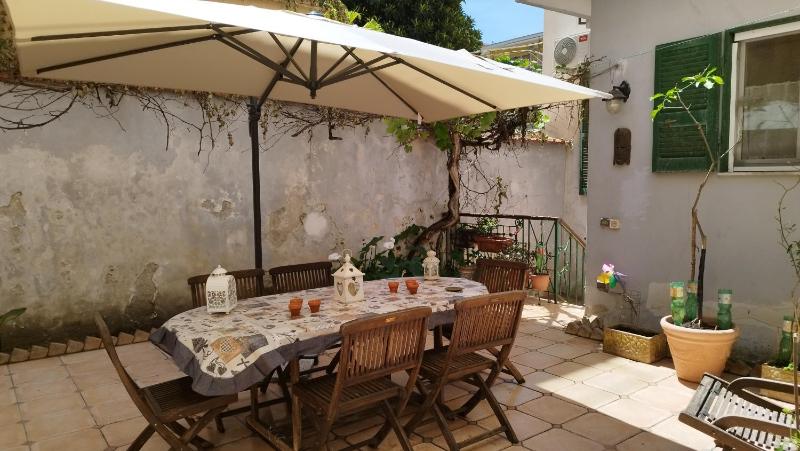 Deluxe apartment with garden in Vomero - image 9