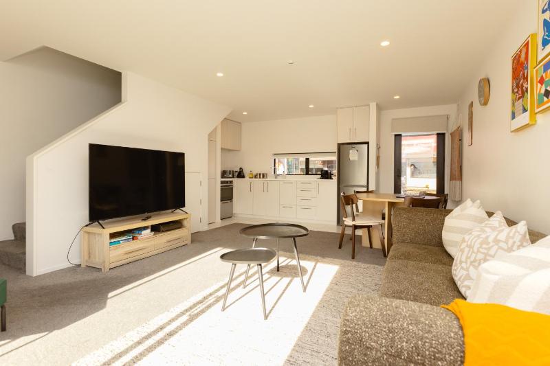 Modern 2 bedroom by Hagley Park - image 1