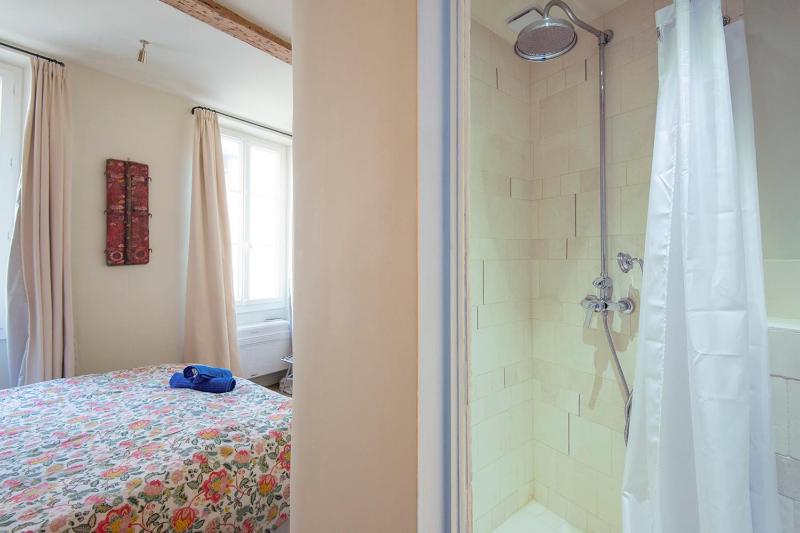 2-bedroom apartment in the heart of Marseille - image 11