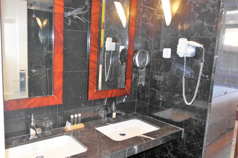 Double or Twin Room image 3