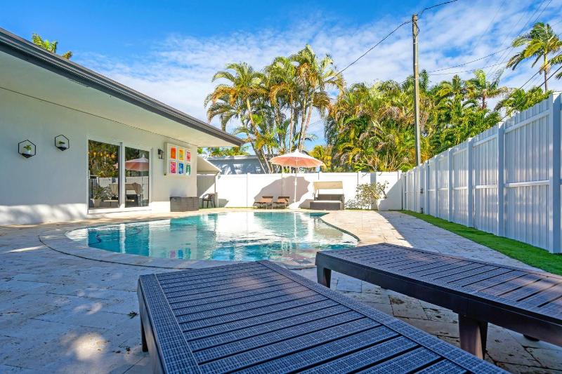Sunny House With Pool - Spacious - image 40