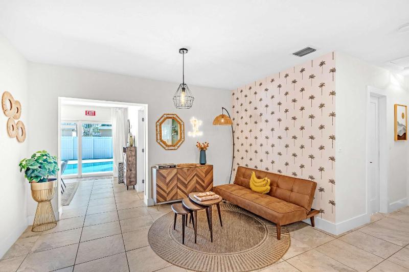 Sunny House With Pool - Spacious - image 11