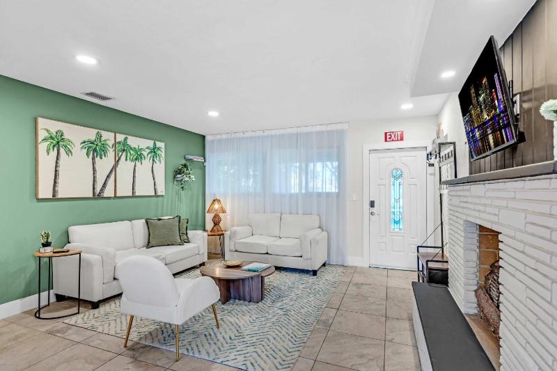 Sunny House With Pool - Spacious - image 19