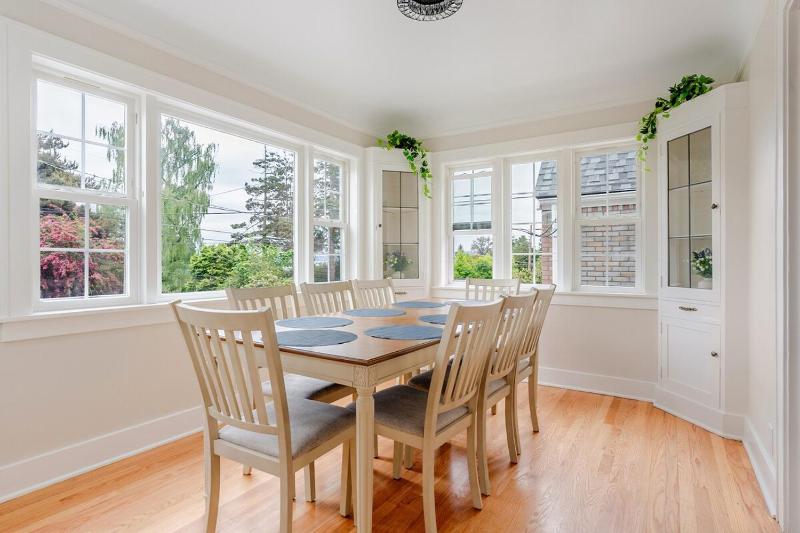 Wonderfully Comfortable Light-Filled Seattle Home - image 12