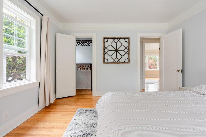 Wonderfully Comfortable Light-Filled Seattle Home - image 9