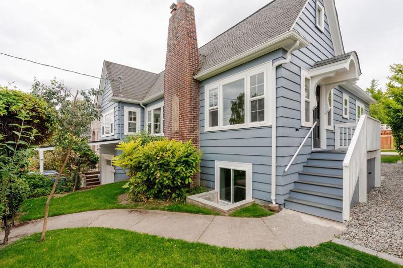 Wonderfully Comfortable Light-Filled Seattle Home - image 8