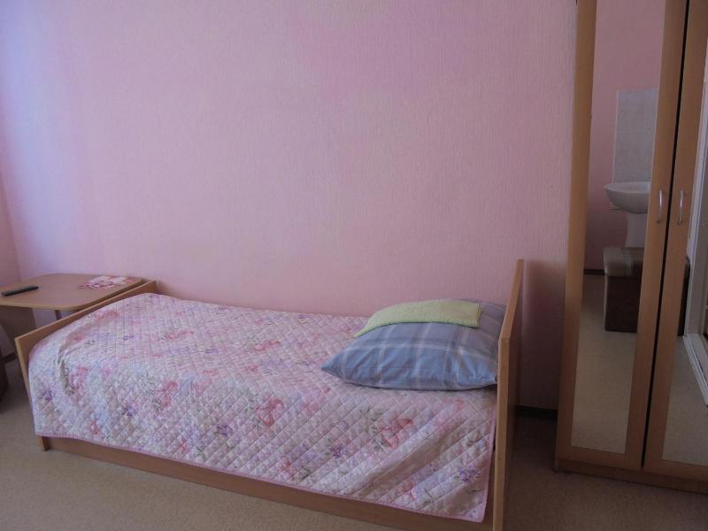 Twin Room with Shared Bathroom image 2