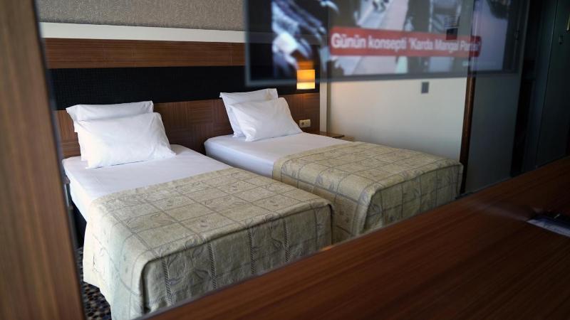 Triple Room with Side Sea View image 4